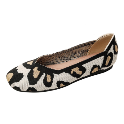 Beigefarbene, mit Leopardenmuster bedruckte, flache Schuhe mit eckiger Zehenpartie. Bequeme flache Arbeitsschuhe für Damen
