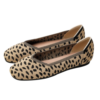 Braune flache Schuhe mit Leopardenmuster und eckiger Zehenpartie. Bequeme Arbeitsschuhe für Damen