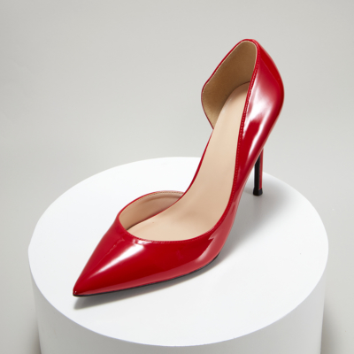 Rote Pumps aus Lackleder mit spitzer Zehenpartie und Stiletto-Absatz von D'Orsay