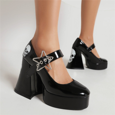Schwarze Gothic-Schuhe aus Lackleder mit Stark-Schnalle im Mary-Jane-Stil mit klobigen Absätzen und Totenkopf-Print