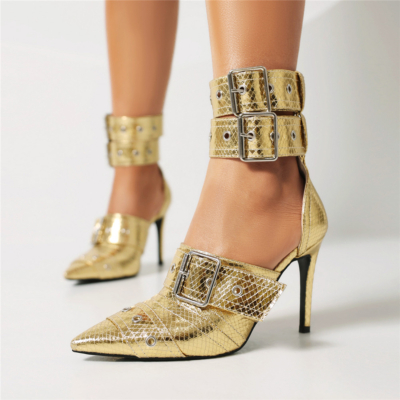 Goldene D'orsay-Sandalen mit Schlangenmuster und Stilettoabsatz und Schnalle in Metallic-Optik und geschlossener Zehenpartie