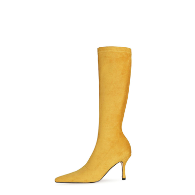 Kniehohe Stiefel aus gelbem, elastischem Wildleder mit spitzer Zehenpartie