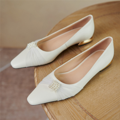 Weiße flache Schuhe aus Leder mit mandelförmigem Zehenbereich Perlen und Netzstoff und niedrigen Absätzen