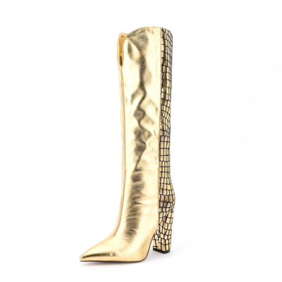 Goldene kniehohe Stiefel mit Krokodildruck und V-Ausschnitt, spitze Zehen, klobige Absätze, lange Stiefel