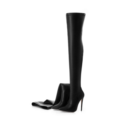 Schwarze, spitze Zehen-Stilettos, elastische, lange Stiefel, Oberschenkel-hohe Stiefel