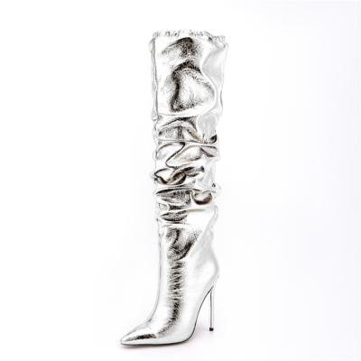 Silberne, glänzende, modische, kniehohe Stiefel mit spitzer Zehenpartie, Stiletto-Absatz und Slouch-Stiefel