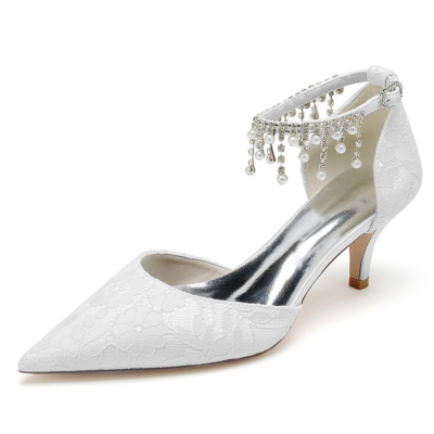 Weiße Hochzeits-Spitzenpumps mit Kitten-Heels und Perlen-Knöchelriemen-D'orsay-Schuhen