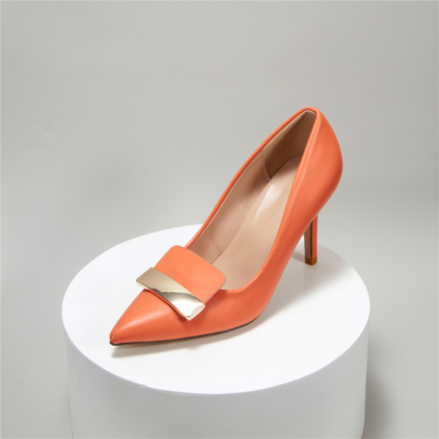 Orangefarbene Damen-Pumps mit Metallschnalle und spitzer Zehenpartie und Stiletto-Absatz
