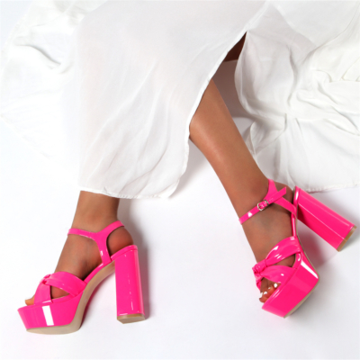 Damen-Sandalen aus rosafarbenem Lackleder mit Knöchelriemchen und klobigem Absatz