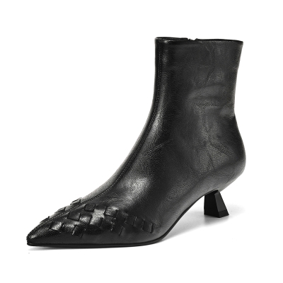 Schwarze Stiefeletten mit gewebtem Detail und spitzer Zehenpartie, niedrigem Absatz